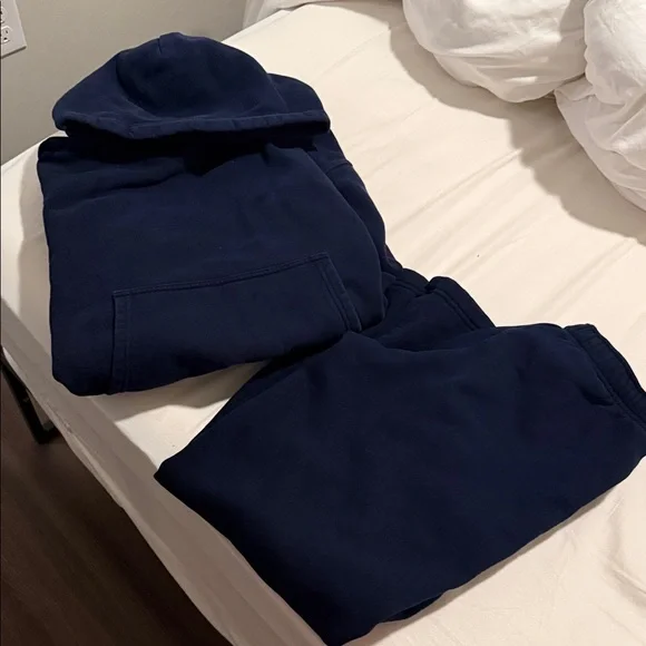 Aritzia Admiral Sweatset - Picture 1 of 3